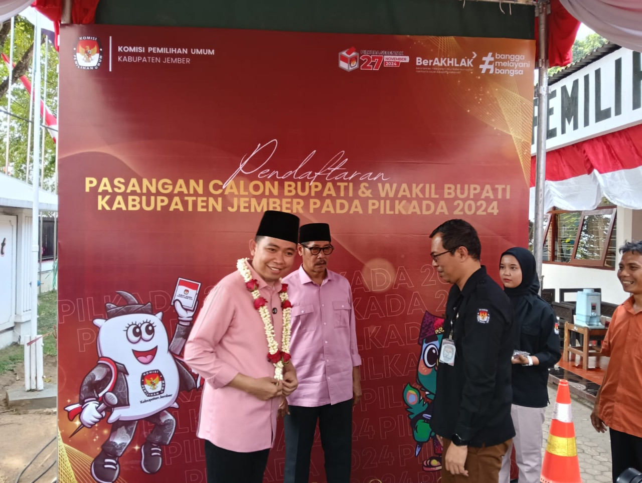 Fawait - Djoko saat mendaftar Cabup dan Cawabup ke KPU Jember (Foto: Sugianto for jatimnow.com)