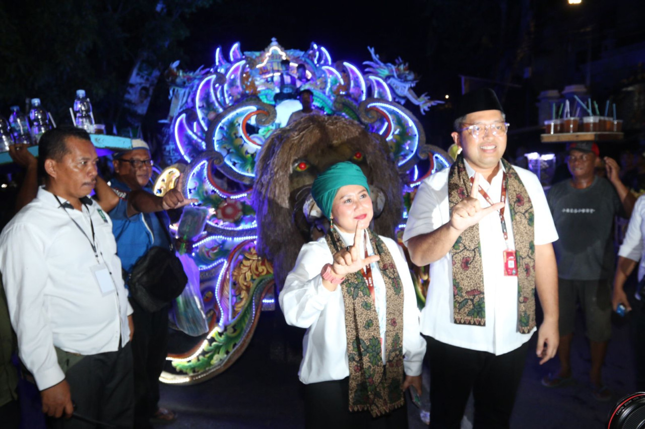 Luluk - Lukmanul Naik Kereta Kencana Daftar Cagub Jatim ke KPU