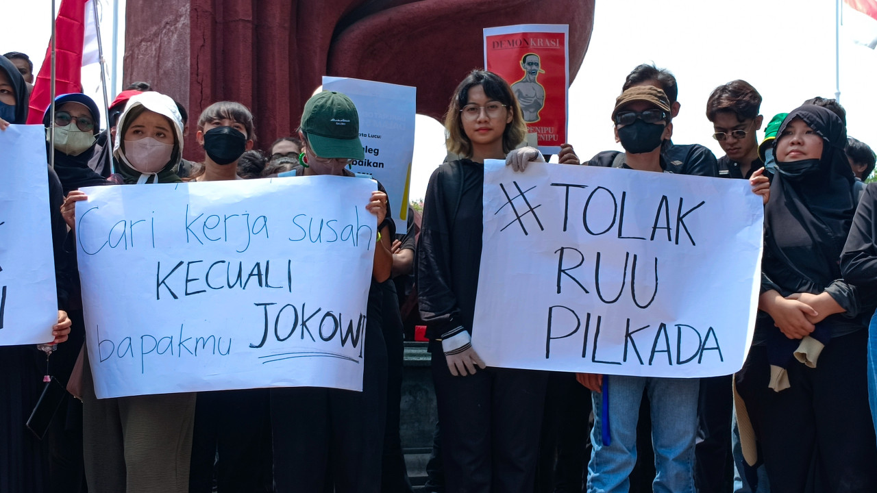Massa berunjuk rasa di Tugu Pahlawan. (Foto-foto: Misbahul Munir/jatimnow.com)