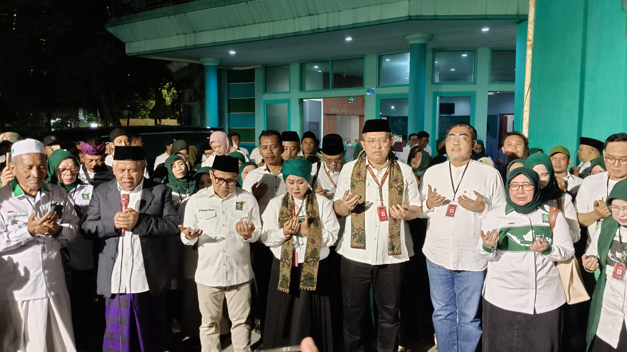 Pasangan LUMAN doa bersama dengan Cak Imin di Halaman DPW PKB Jatim (foto: Munir/jatimnow.com)