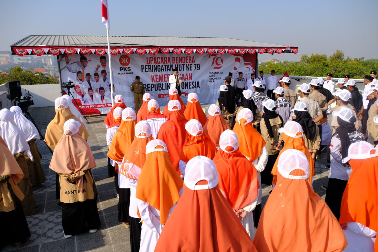 Irwan Setiawan saat memimpin upacara di Kantor DPW PKS Jatim. (Foto: Wirawan for jatimnow.com)