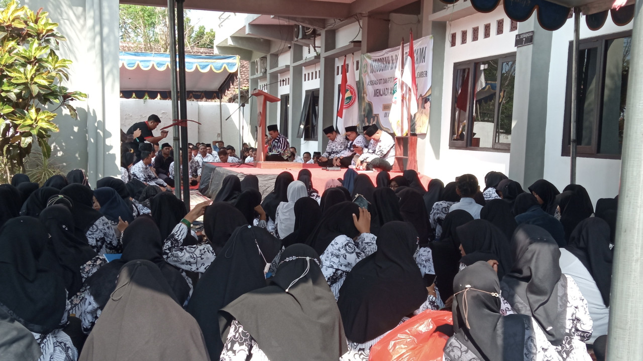 Ratusan GTT-PTT gelar istigasah di Kantor PGRI Jember (Foto: Sugianto/jatimnow.com)