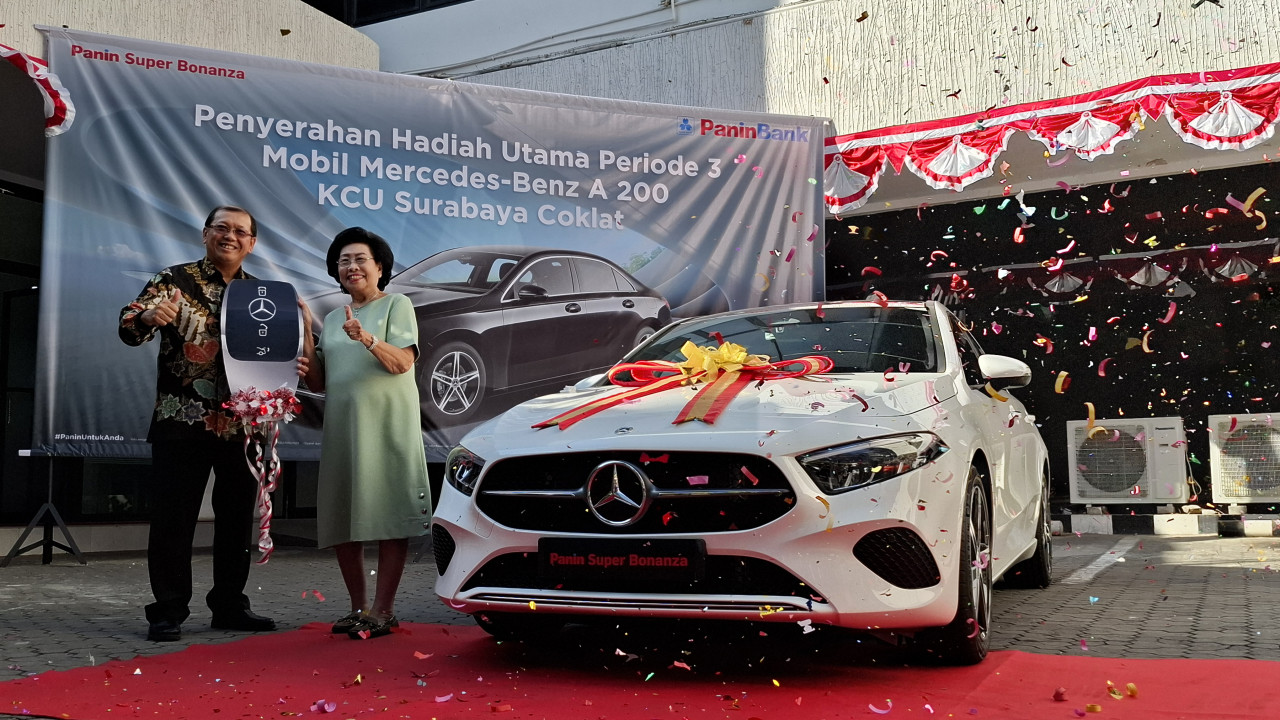 Iswarini saat menerima doorprize undian Mercedes Benz A200. (Foto: Ni'am Kurniawan/jatimnow.com)