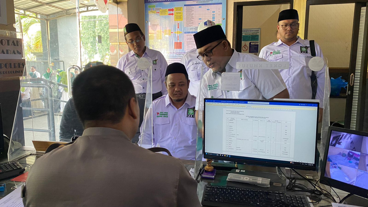 Jajaran PKB Probolinggo saat melaporkan Lukman Edy ke Polres Probolinggo. (Foto: Jayek for jatimnow.com)
