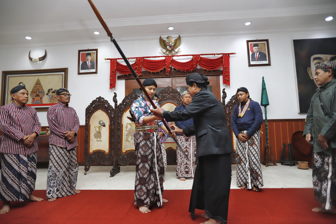 Bupati Trenggalek Mochamad Nur Arifin saat mengikuti jamasan pusaka. (dok. Prokopim Trenggalek/jatimnow.com)
