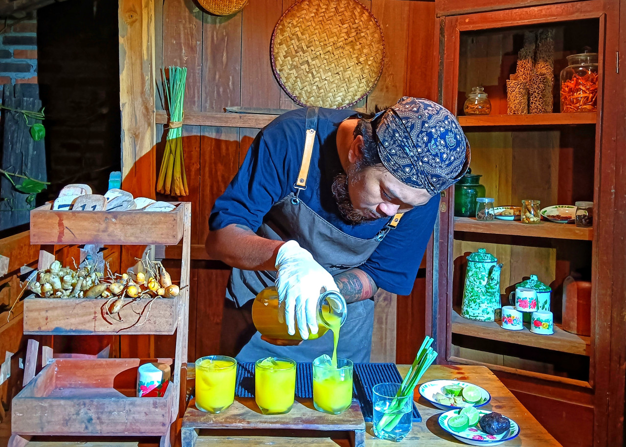 Jamu beras kencur kedawung di Kedai Rumah Seni Pecantingan Sidoarjo. (Foto: Ahaddiini HM/jatimnow.com)