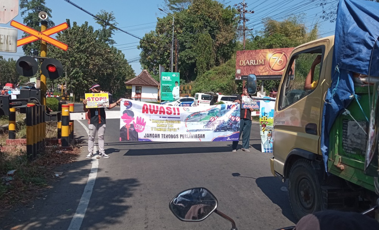Sosialisasi KAI Daop 9 Jember menutup perlintasan kereta api liar. (Foto: Sugianto/jatimnow.com)