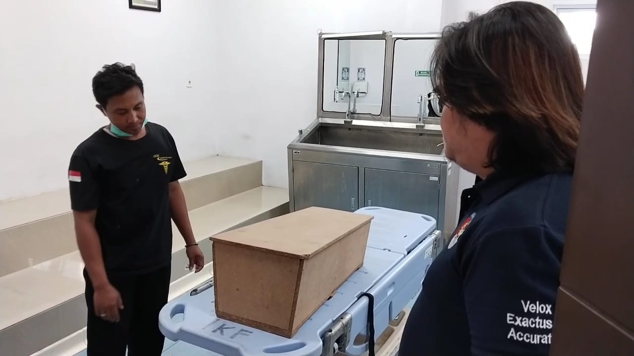 Jenazah bayi dalam peti usai diautopsi. (Foto: Bramanta Pamungkas/jatimnow.com)