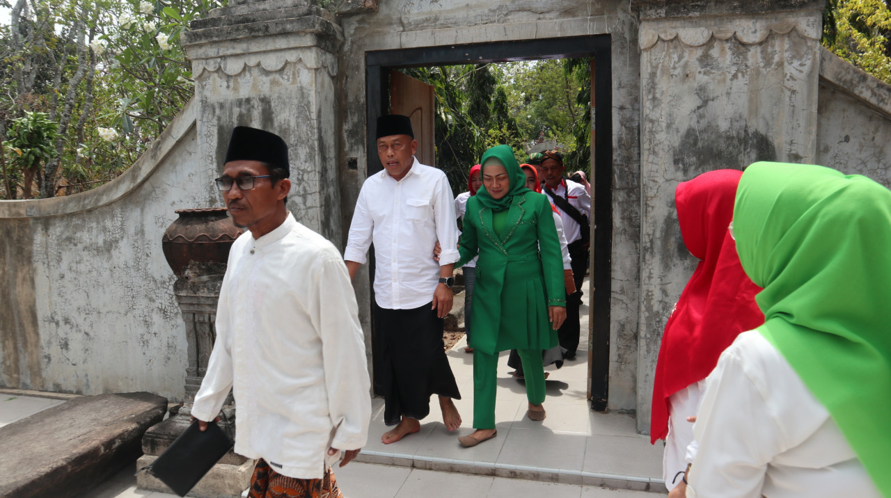 Kang Giri-Bunda Lisdyarita Ziarah Makam Leluhur, sebelum Daftar ke KPU Ponorogo