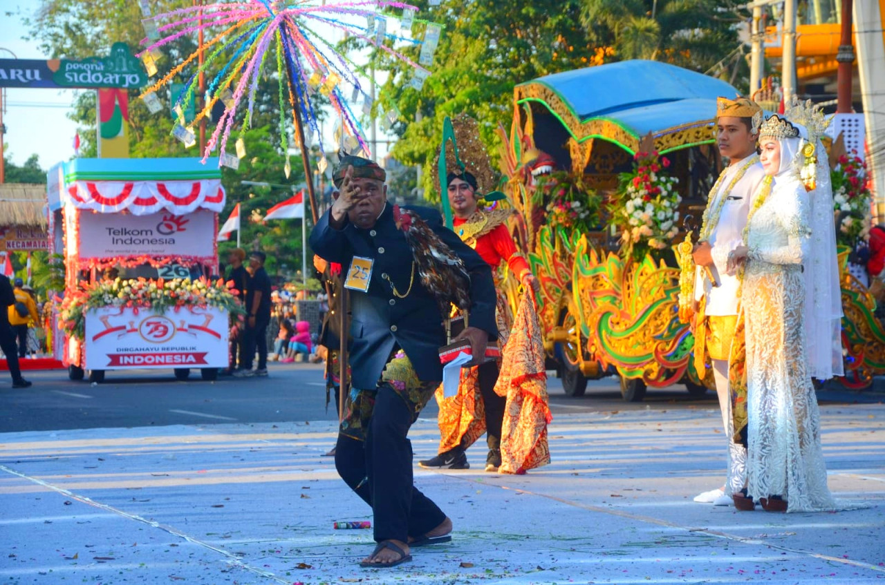 Kemeriahan karnaval Shining Jayandaru di Sidoarjo. (Foto-foto: Ahaddiini HM/jatimnow.com)