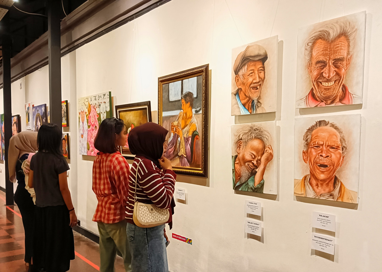 Karya-karya siswa SMKN 12 yang dipamerkan di DKS Balai Pemuda Surabaya. (Foto: Ahaddiini HM/jatimnow.com)