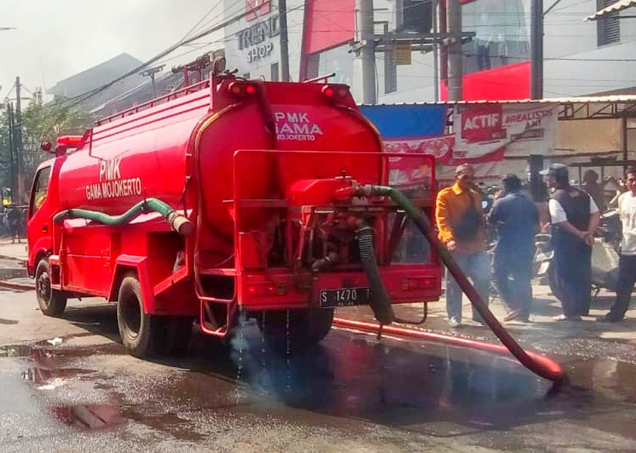 Suasana Pasar Tingkat Krian Sidoarjo saat padam usai kebakaran terjadi. (Foto: Ahaddiini HM/jatimnow.com).