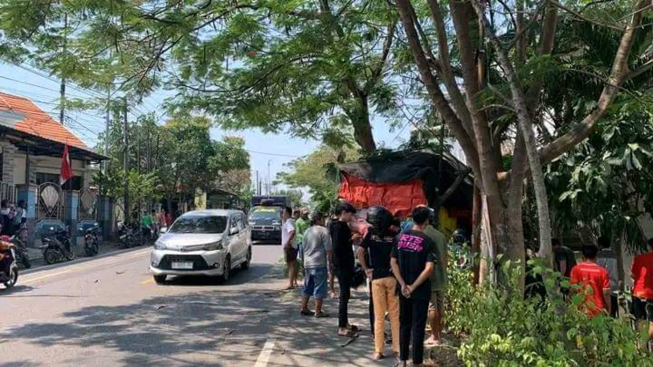 Kondisi motor beat usai ditabrak truk di jalan raya nasional Bojonegoro - Babat tepat di Desa Sraturejo, Boureno (tangkapan layar media sosial)