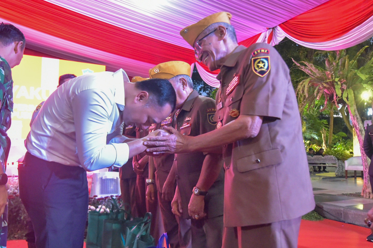 Eri Cahyadi tasyakuran bersama veteran di Surabaya. (Foto: Ni’am Kurniawan/jatimnow.com)