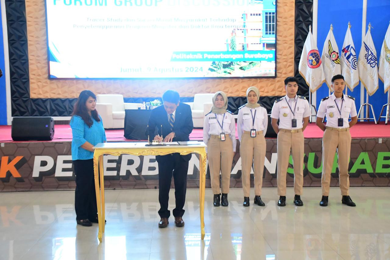 Kepala Bagian Administrasi Akademik dan Ketarunaan Poltekbang Surabaya Quirina Ariantji PM menyaksikan pendatanganan kerja sama dengan pimpinan Miyazaki Airport. (Foto-foto: Humas Poltekbang Surabaya)