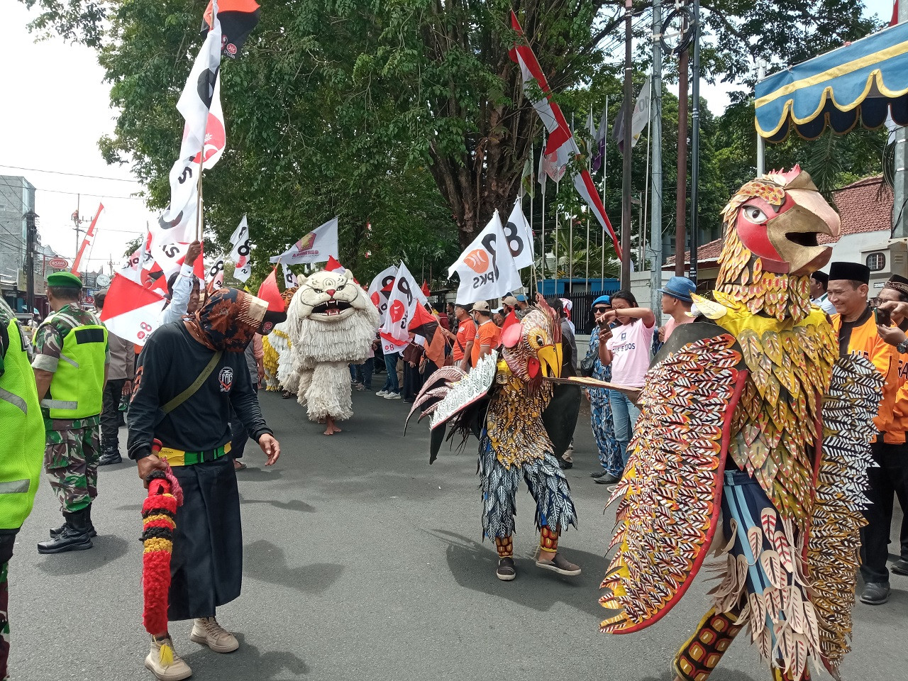 Kesenian tradisional mengiringi pendaftaran Gus Fawait - Djoko ke KPU Jember (Foto: Sugianto/jatimnow.com)