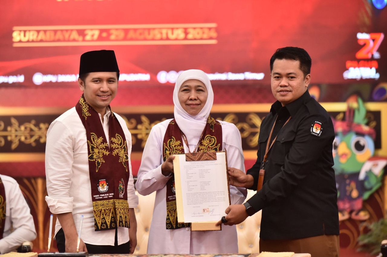 Ketua Komisi Pemilihan Umum (KPU) Jawa Timur (Jatim), Aang Kunaifi saat menerima pendaftaran pasangan Khofifah - Emil. (Foto: Ni'am Kurniawan/jatimnow.com)
