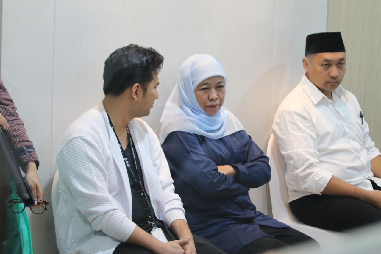 Khofifah - Emil menjalani tes kesehatan di RSUD dr Soetomo Surabaya. (Foto: Ni'am Kurniawan/jatimnow.com)