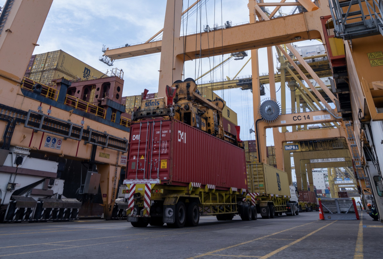 Kondisi bongkar muat di Terminal Petikemas Surabaya (TPS). (Foto: Humas TPS)