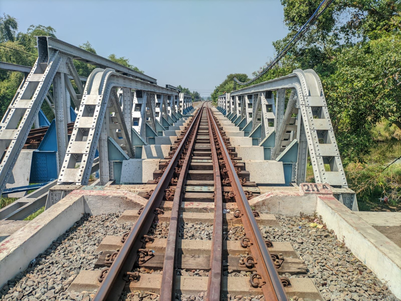 Kondisi rel kereta api pascagempa. (Foto: Gerhana/jatimnow.com)