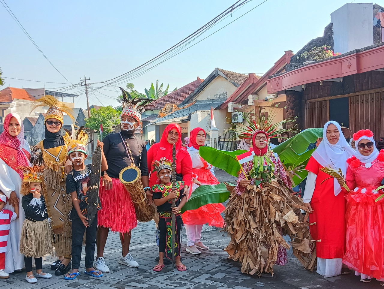Upacara kostum unik warga Dusun Magersari Desa Kedungcangring Jabon Sidoarjo. (Foto: Ahaddiini HM/jatimnow.com)