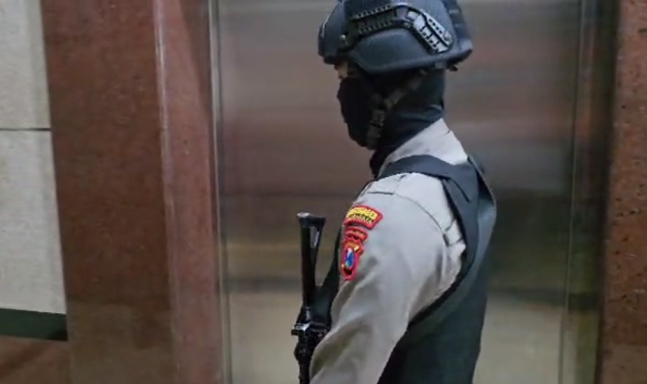 pengawalan terhadap aktivitas KPK di kantor Biro Kesra Pemprov Jatim. (Foto: Ni'am Kurniawan/jatimnow.com)