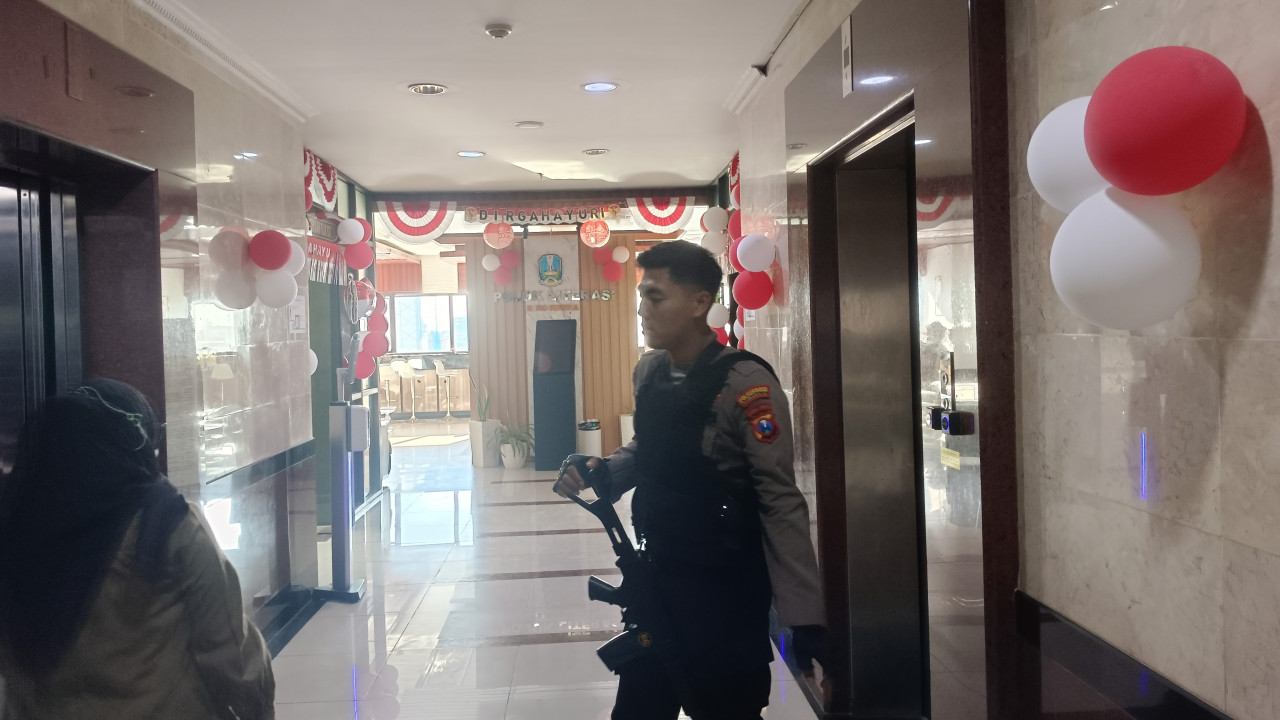 Penjagaan terhadap penggeledahan KPK di Pemprov Jatim. (Foto: Misbahul Munir /jatimnow.com)
