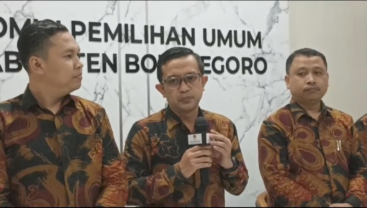 Ketua KPU Bojonegoro, Robby Adi Perwira, didampingi komisioner lainnya (foto Rizki for jatimnow.com)