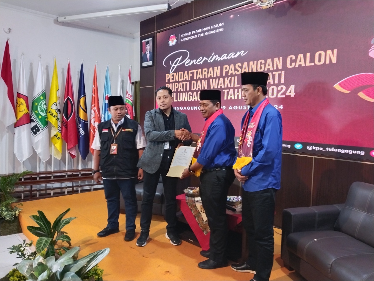 KPU Tulungagung menyerahkan berkas ke pasangan Santoso - KH Samsul Umam. (Foto: Bramanta Pamungkas/jatimnow.com)