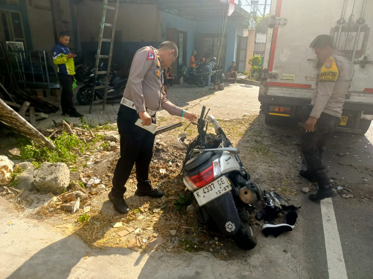 Petugas Satlantas Polres Bojonegoro saat mengevakuasi kendaraan dan olah TKP (dok Satlantas Polres Bojonegoro for jatimnow.com)