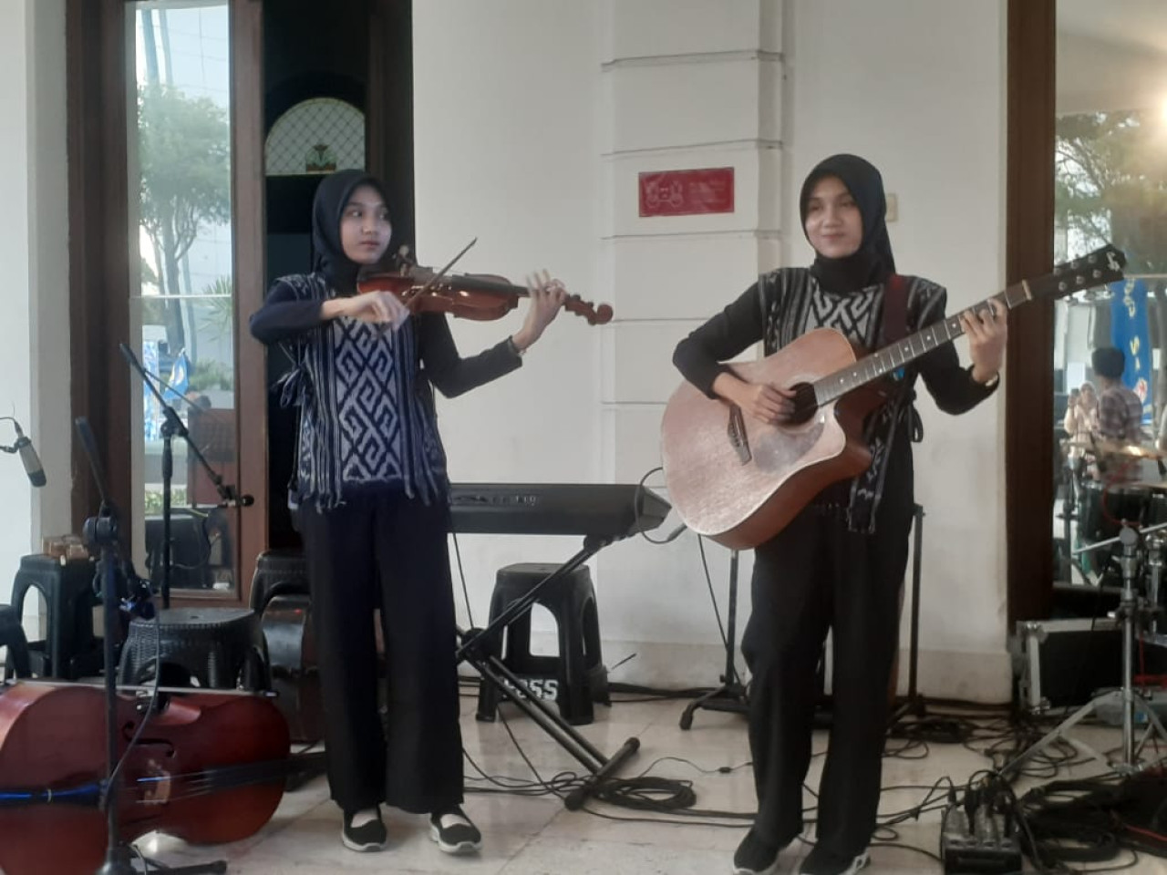 Penampilan Lala dan Lili Duet dalam Musik Teras Chapter2. (Foto: Endang Pergiwati/jatimnow.com)