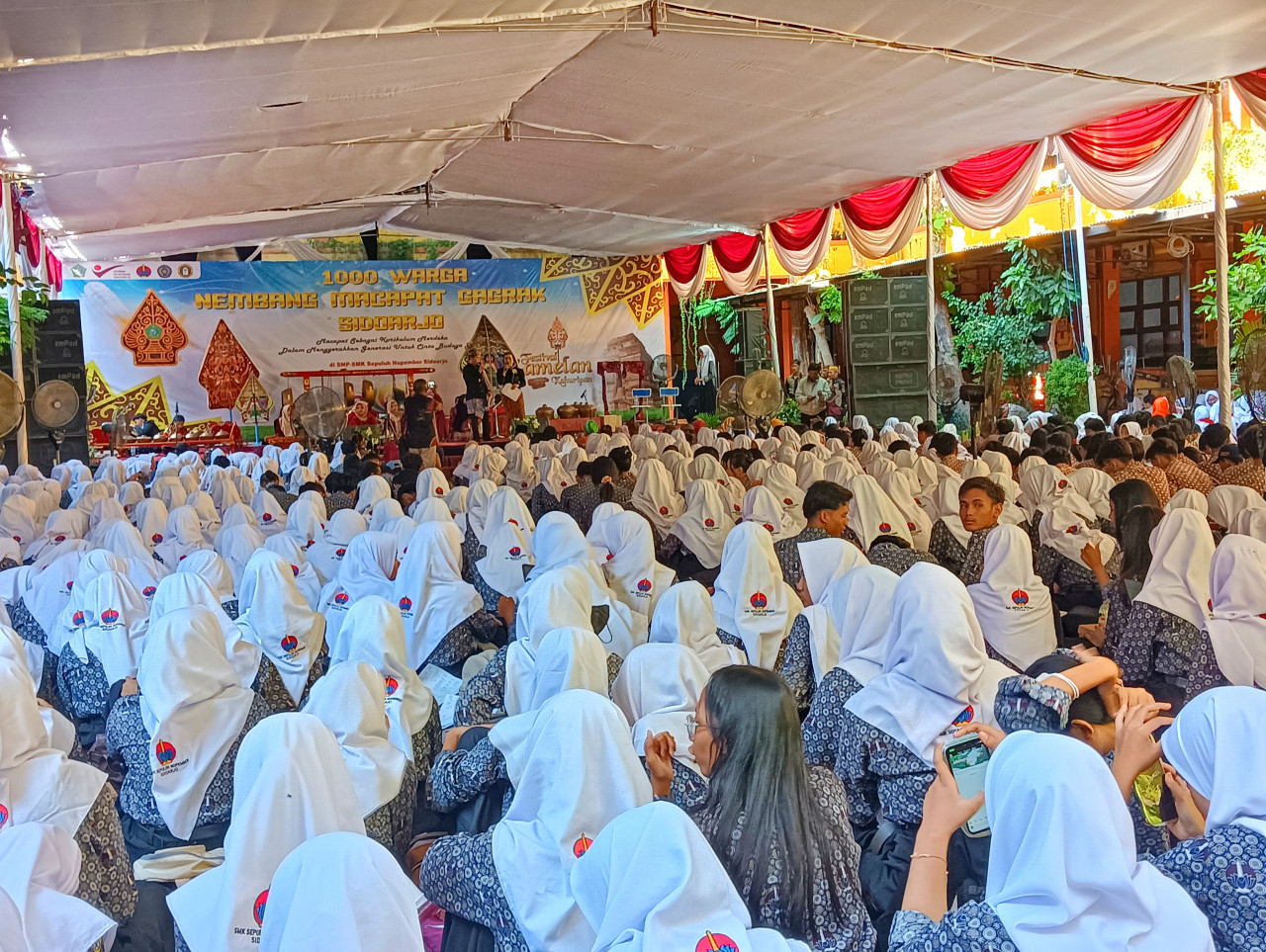 Suasana ‘1000 Warga Nembang Macapat Gagrak Sidoarjo’ di halaman SMP-SMK Sepuluh Nopember Buduran Sidoarjo. (Foto: Ahaddiini HM/jatimnow.com)