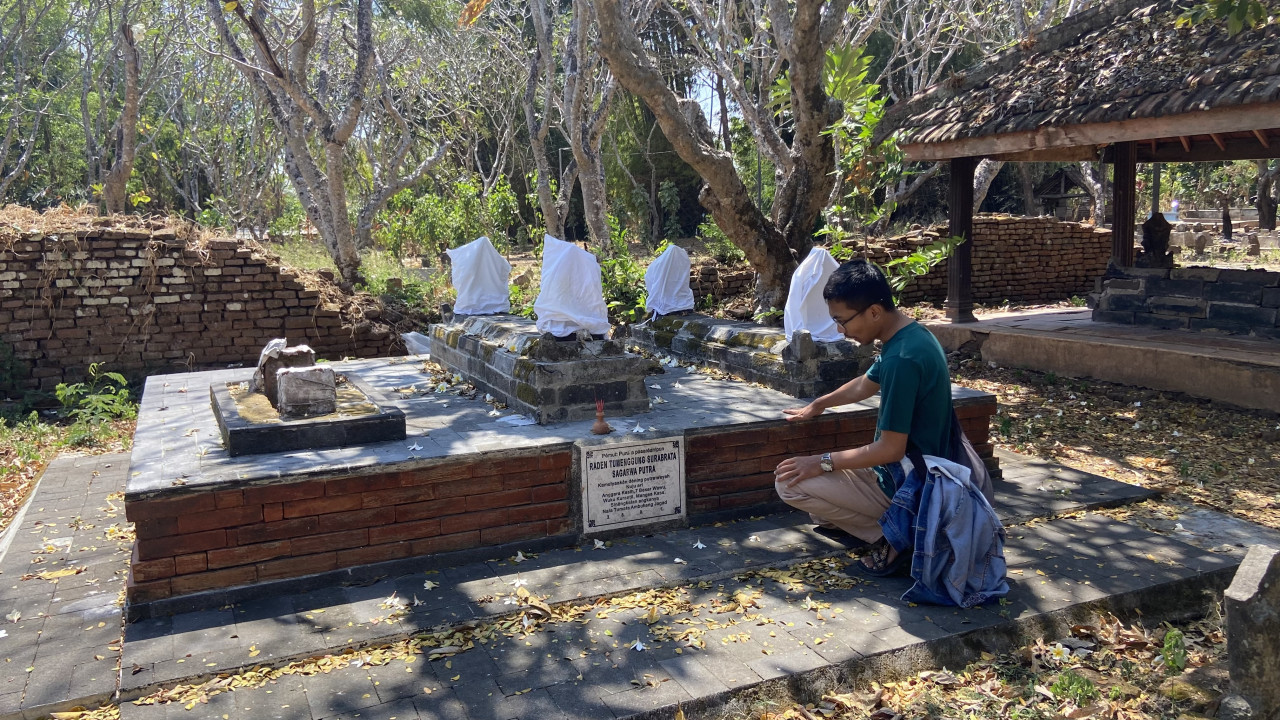 Makam Raden Tumenggung Surabrata yang semul dirusak orang kini telah dikembalikan (Foto: Ahmad Fauzani/jatimnow.com)