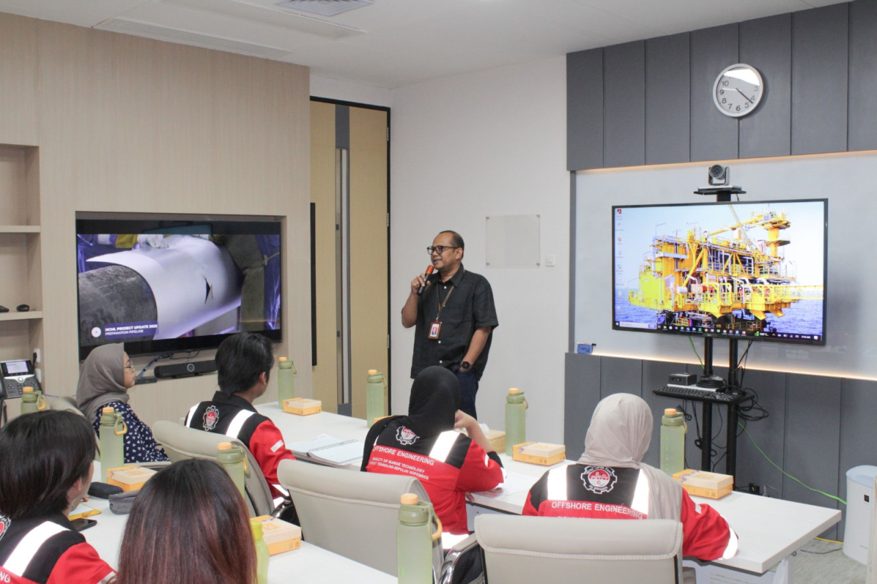 Manager Regional Office & Relations HCML, Hamim Tohari saat memberikan sosialisasi dan berbagi pengetahuan seputar industri minyak dan gas bumi (Foto: Renni for jatimnow.com)