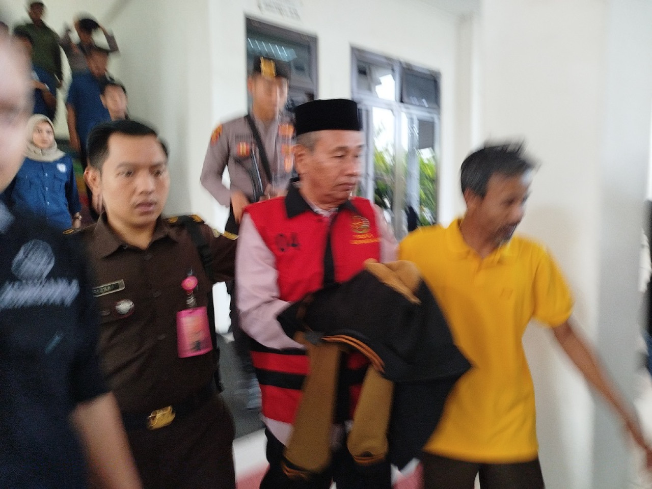 Tersangka MK saat ditangkap Kejari Bangkalan. (Foto: Fathor Rahman/jatimnow.com)