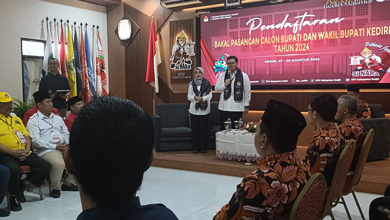 Mas Dhito dan Mbak Dewi saat mendaftar ke KPU Kabupaten Kediri. (Foto: Novi for jatimnow.com