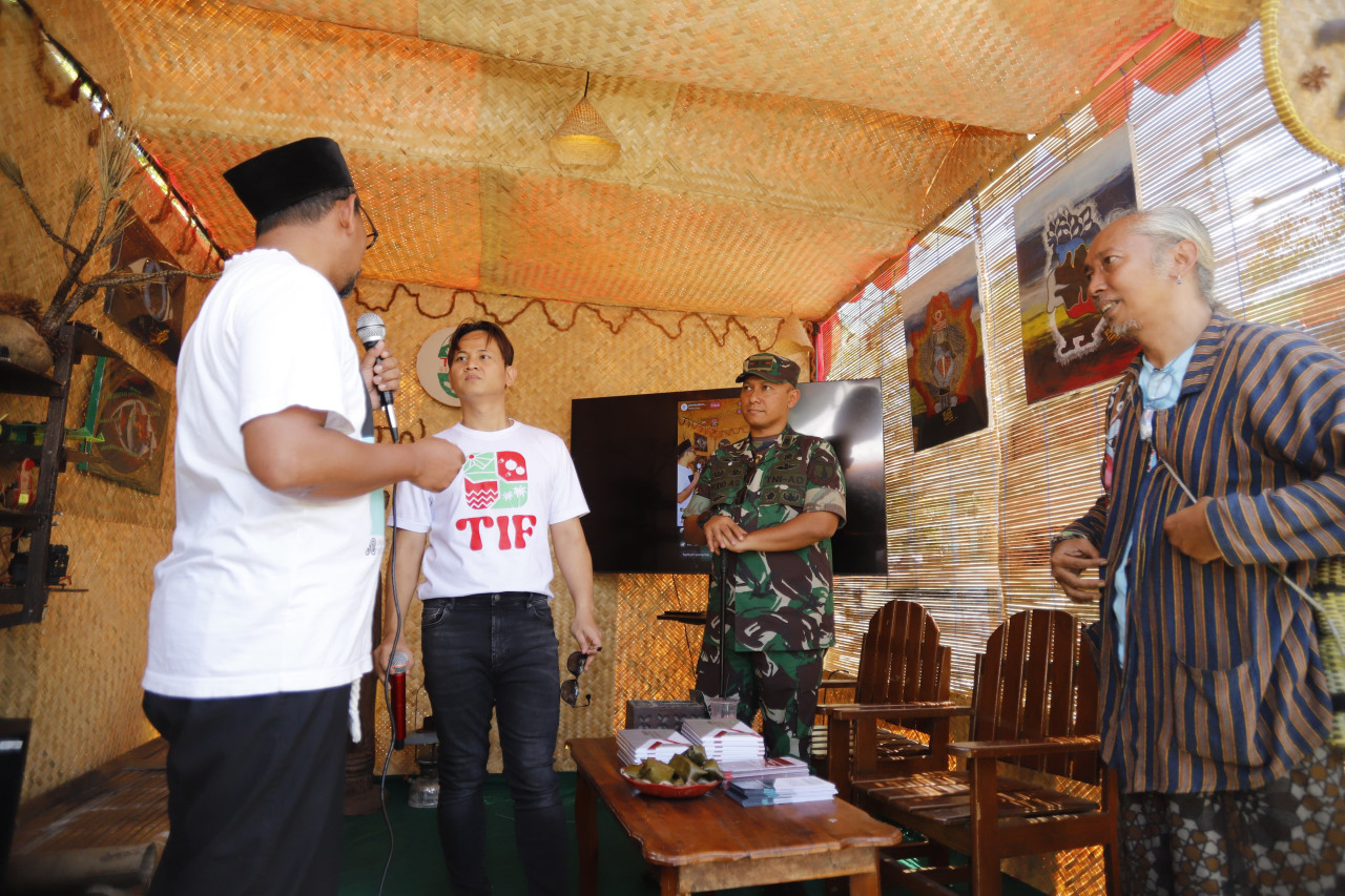 Bupati Trenggalek Mochamad Nur Arifin saat berkunjung ke salah satu stand Trenggalek Inovation Fest 2024. (Foto: Prokopim Trenggalek/jatimnow.com)
