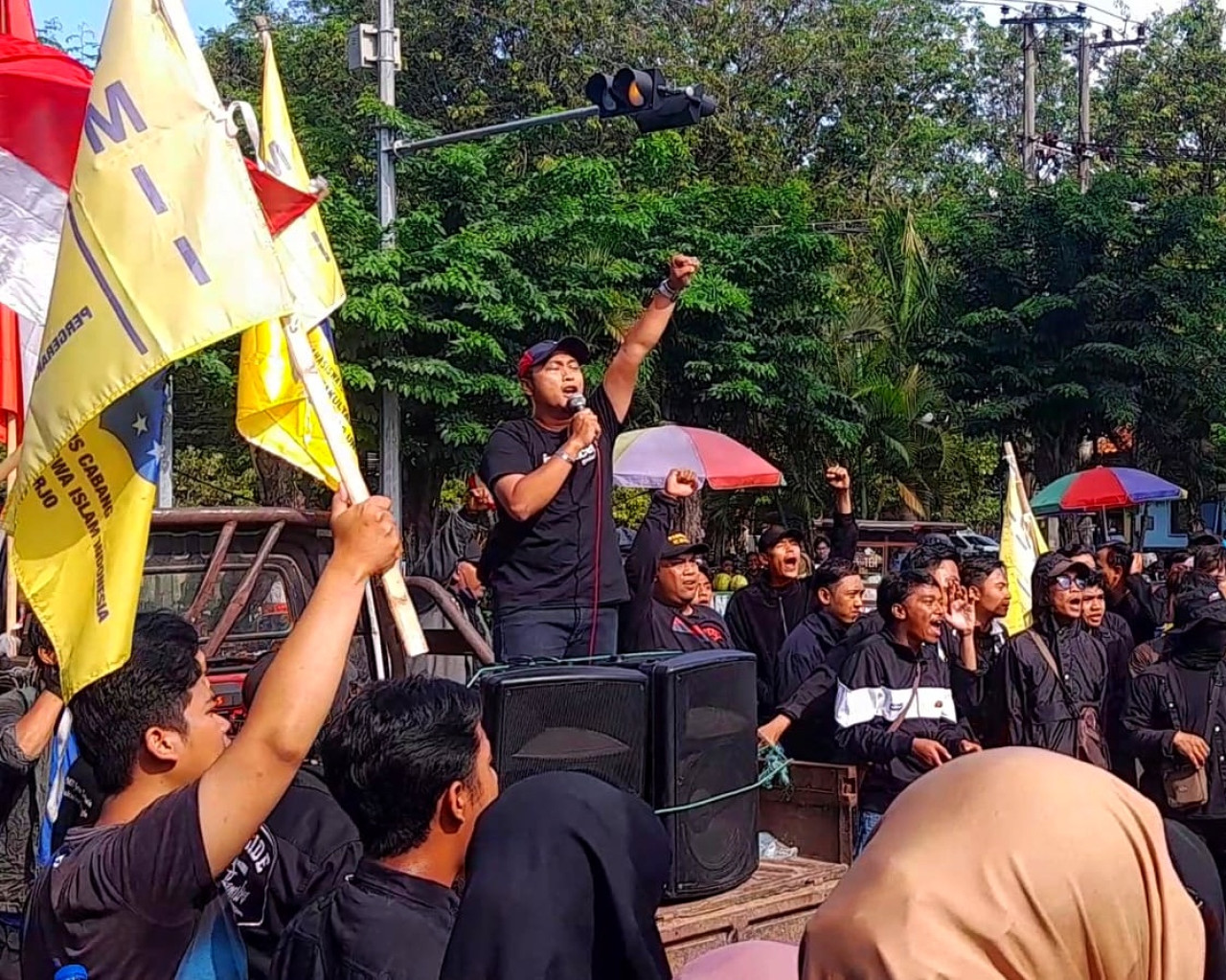 Aksi demonstrasi di depan Gedung DPRD setelah melakukan long march dari GOR Sidoarjo. (Foto:  Ahaddiini HM/jatimnow.com).