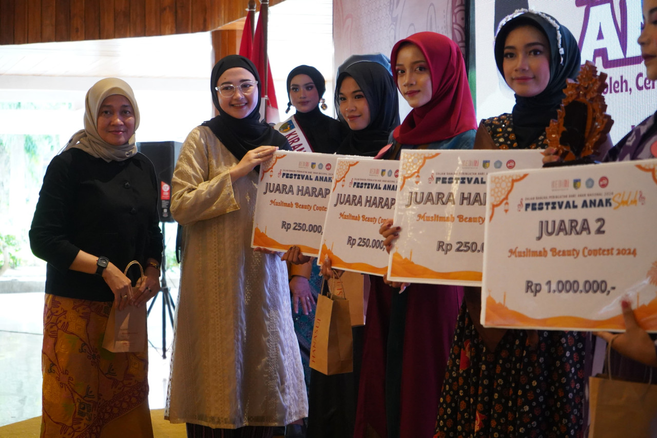 Mbak Cicha saat menyerahkan hadiah untuk pemenang. (Foto: Pemkab Kediri/jatimnow.com)