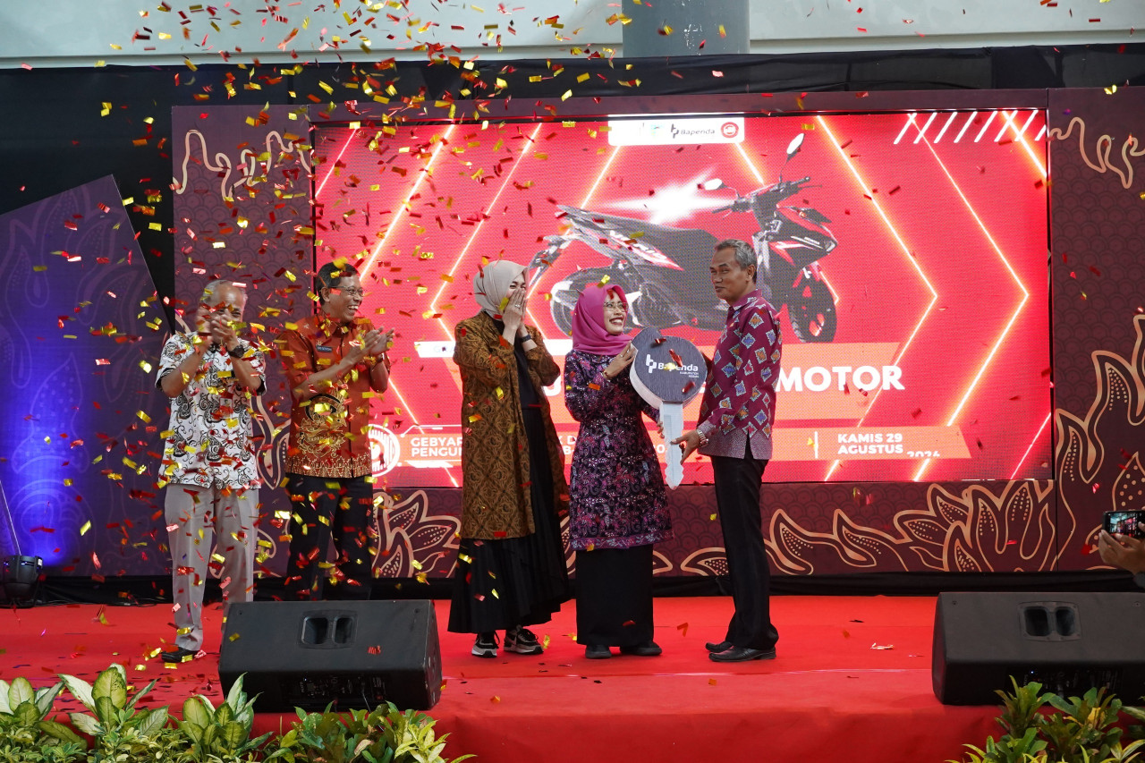 Mbak Dewi memberikan penghargaan untuk wajib pajak. (Foto: Pemkab Kediri/jatimnow.com)