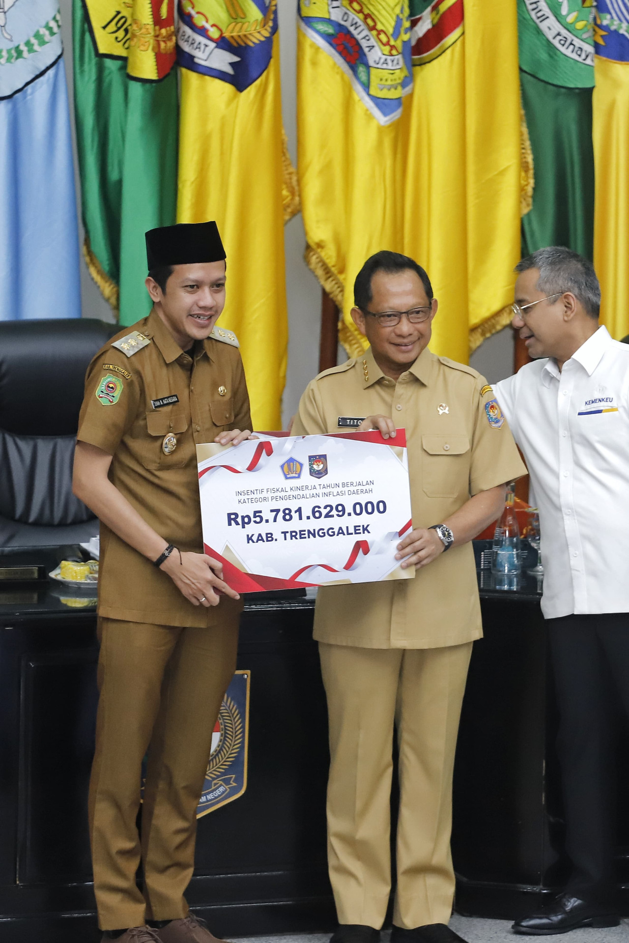 Wakil Bupati Trenggalek, Syah M Natanegara usai menerima insentif fiskal dari Kemendagri. (Foto: Prokopim Trenggalek for jatimnow.com)