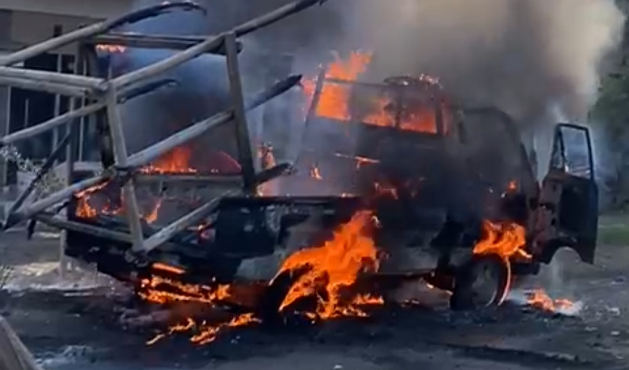 Mobil pikup yang mengangkut tembakau di Jember terbakar (Foto: Sugianto/jatimnow.com)