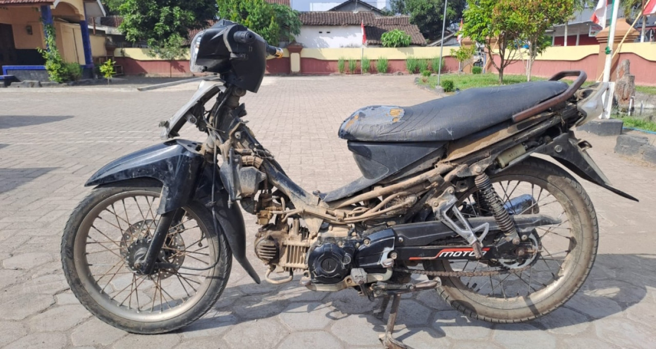 Motor di sawah yang dicuri pelaku saat terparkir di sawah. (Foto: Polsek Jenggawah for jatimnow.com)