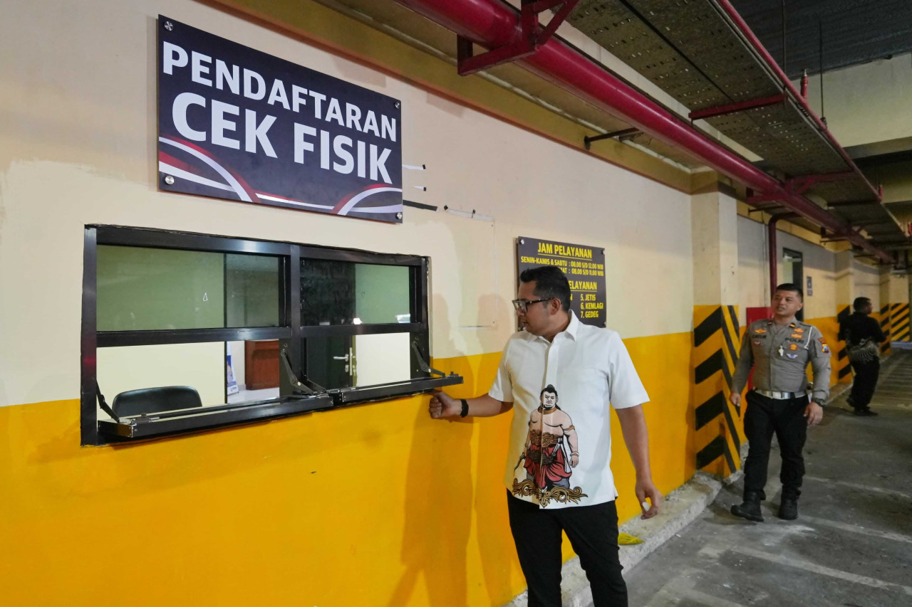 Pj. Wali Kota Mojokerto Moh. Ali Kuncoro meninjau layanan Samsat di MPP Gajah Mada. (Foto: Humas Pemkot Mojokerto)