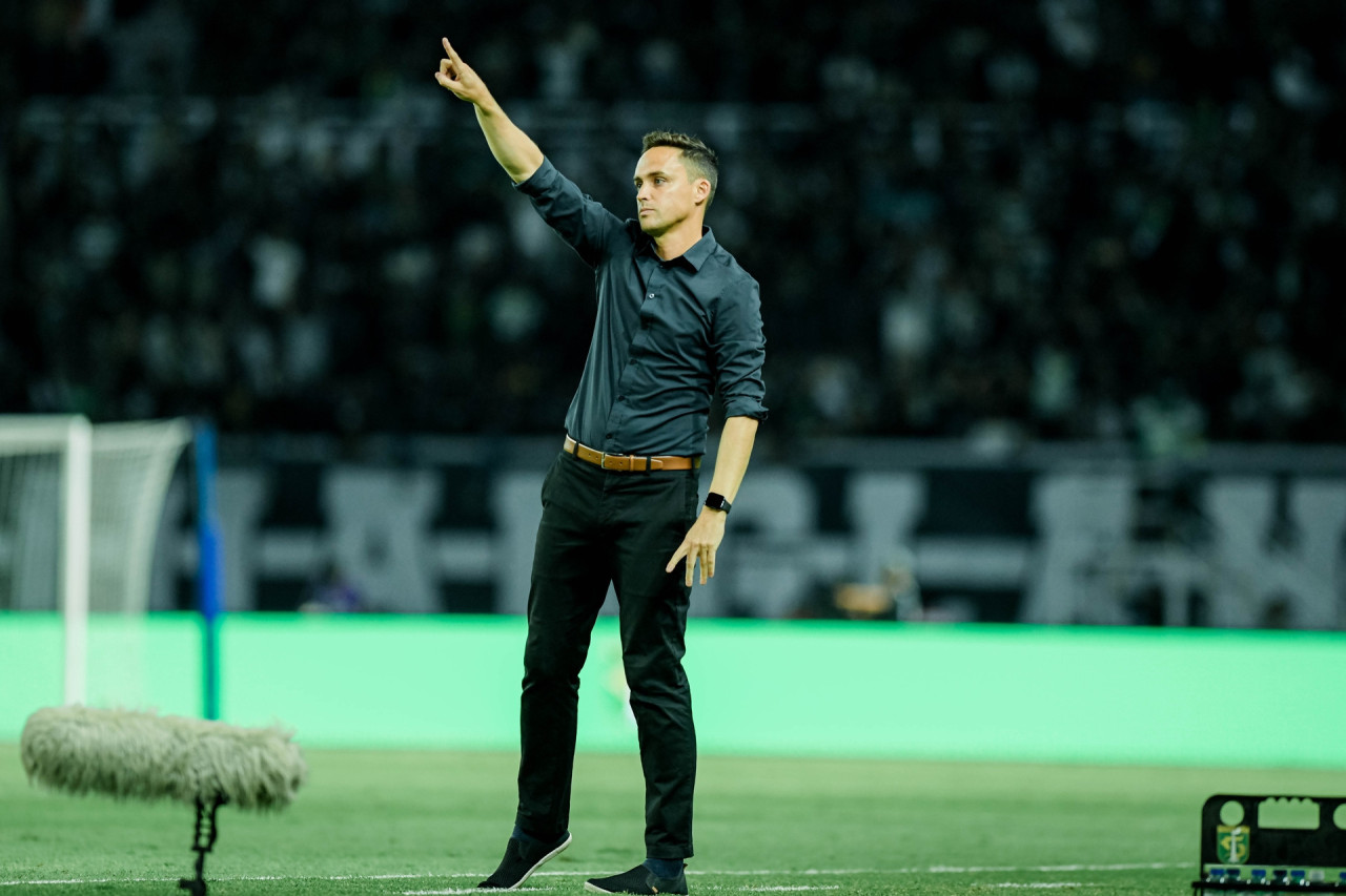 Paul Munster saat memberikan instruksi kepada Bruno Moreira dkk dari pinggi lapangan. (Foto: Persebaya.id)