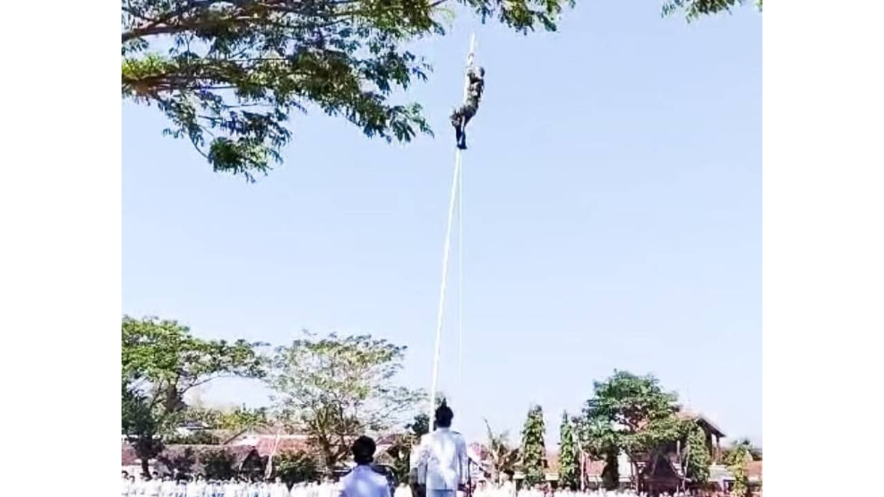 Personil Babinsa Posramil 0813-19 Gondang saat memanjat tiang bendera (Foto: tangkapan layar video amatir warga)
