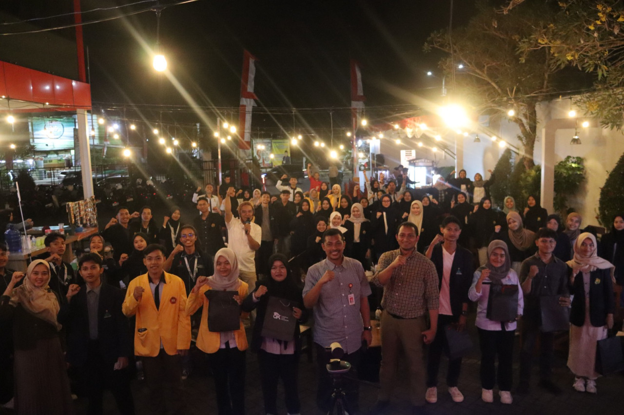 OJK Jember saat melakukan edukasi pada mahasiswa tentang literasi keuangan (Foto: Sugianto/jatimnow.com)