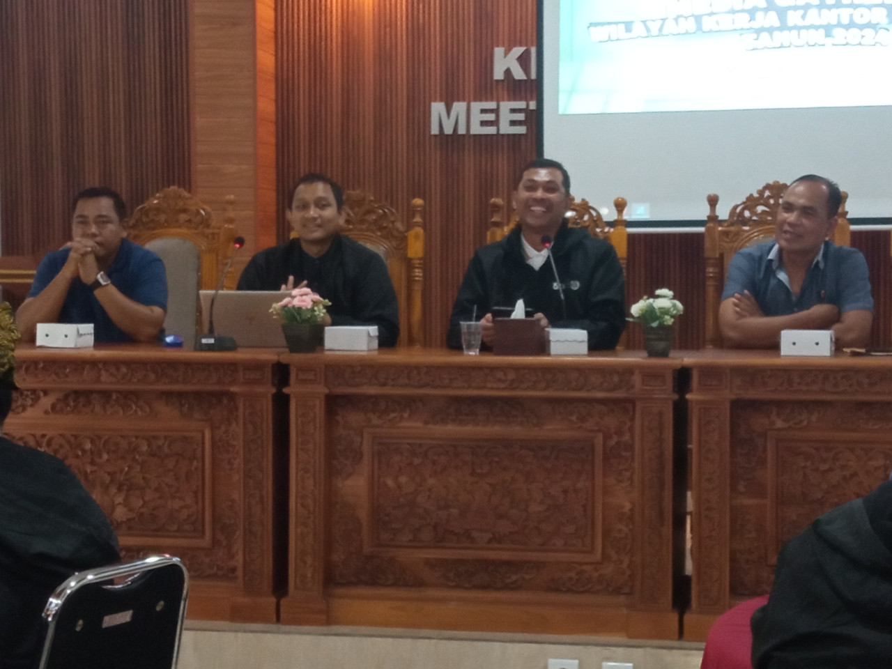 OJK Jember saat ngopi bareng bersama awak media. (Foto: Sugianto/jatimnow.com)