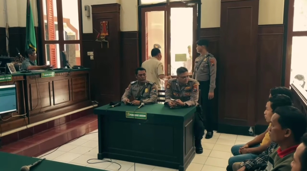 Para pelanggar yang disidang tipiring. (tangkapan layar video Humas Polrestabes Surabaya) 