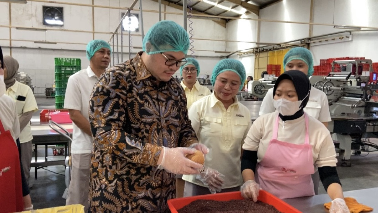 Mas Dhito saat mengunjungi pabrik roti Jordan di Kediri. (Foto: Yanuar Dedy/jatimnow.com)